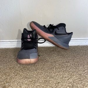 Nike Kyrie Flytrap 2 A04436-006 Mens Size 7.5 Gray Pink Basketball Shoes ZF-416